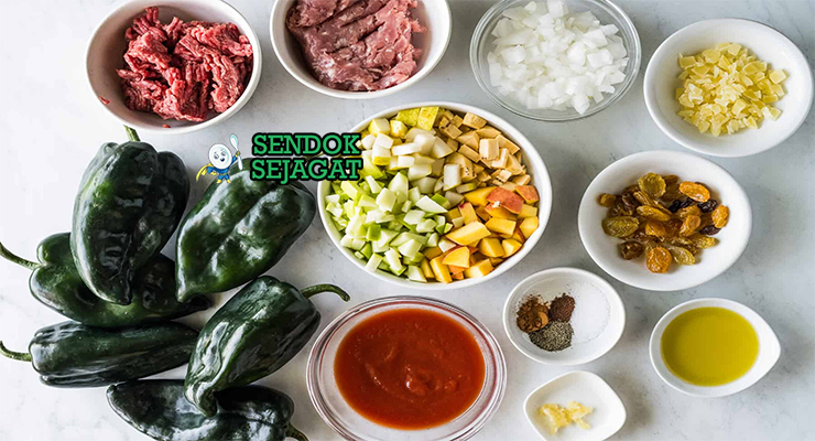 Bahan-bahan untuk Mexican Chiles en Nogada, termasuk cabai poblano dan kacang kenari