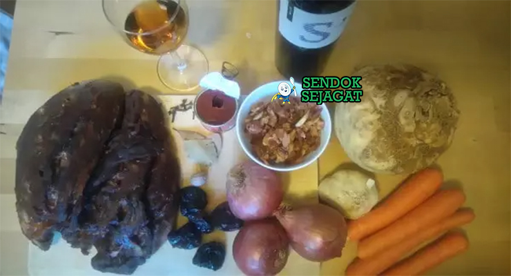 Bahan-bahan untuk Croatian Pasticada, termasuk daging sapi dan anggur merah