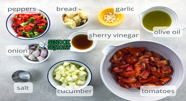 Bahan-bahan untuk Spanish Gazpacho, termasuk tomat dan paprika