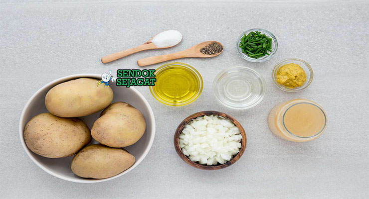 Bahan-bahan untuk German Kartoffelsalat, termasuk kentang dan cuka apel