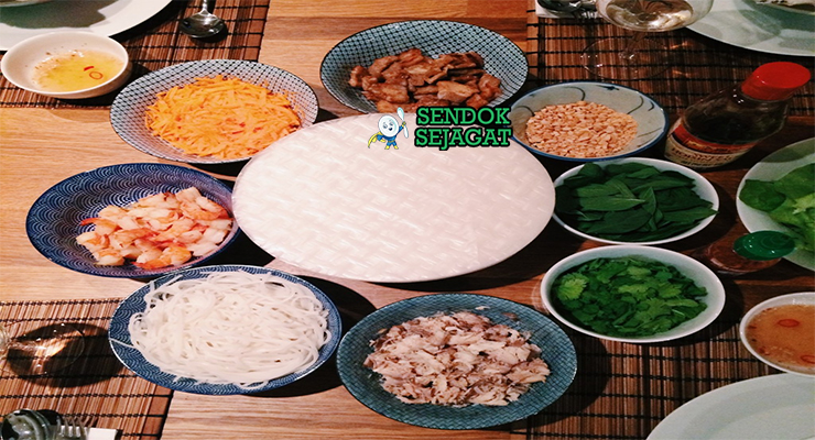 Bahan-bahan untuk Vietnamese Goi Cuon, termasuk kulit lumpia beras dan udang