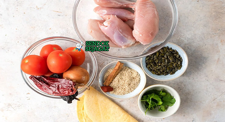 Bahan-bahan untuk Guatemalan Pepián, termasuk biji labu dan cabai kering