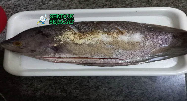 Bahan-bahan untuk Gurame Krispy Saus Padang, termasuk ikan dan cabai