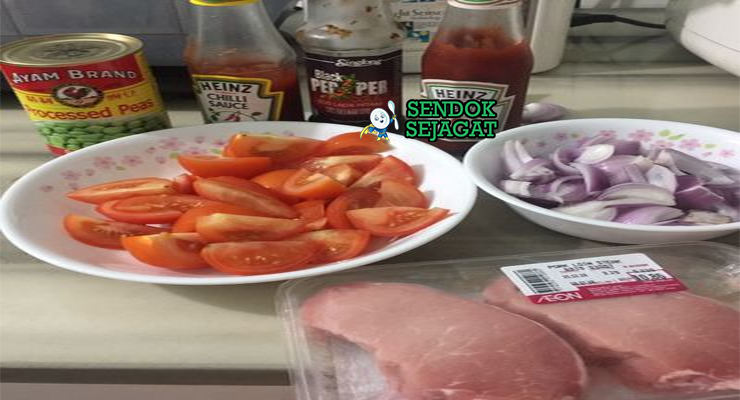 Bahan-bahan untuk Malaysian Hainanese Pork Chop, termasuk daging babi dan saus tomat