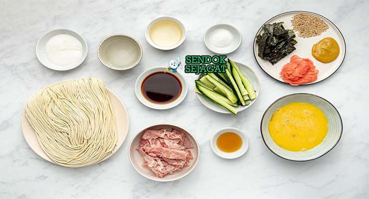 Bahan-bahan untuk Hiyashi Chuka, termasuk mi ramen dan mentimun