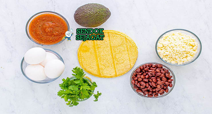 Bahan-bahan untuk Huevos Rancheros, termasuk tortilla dan telur