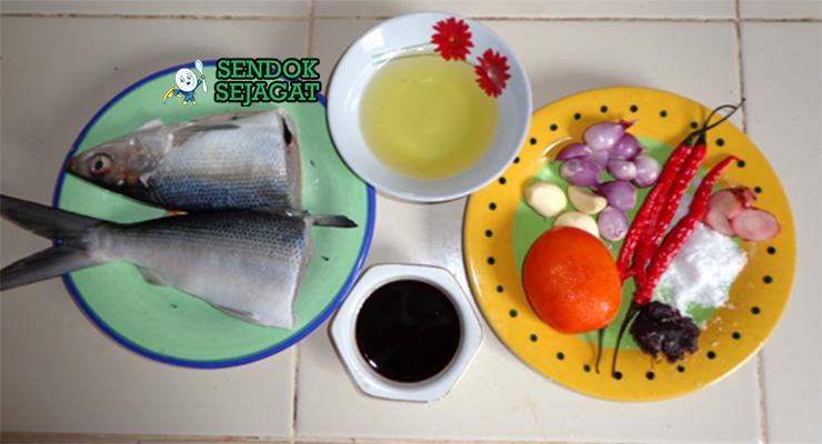 Bahan-bahan untuk Ikan Bumbu Bali, termasuk ikan kakap dan cabai