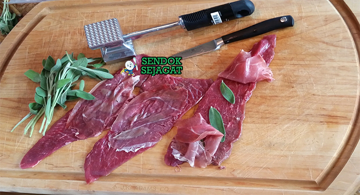 Bahan-bahan untuk Italian Saltimbocca, termasuk daging sapi dan daun sage