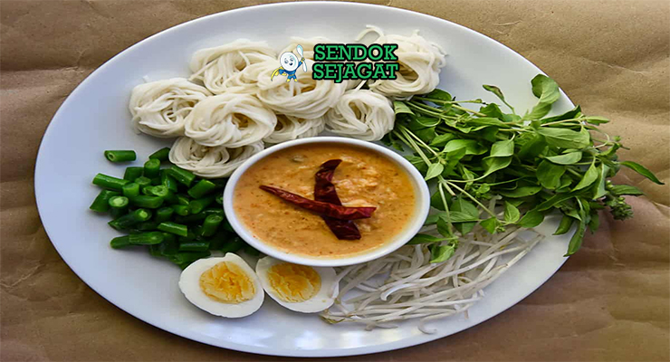 Bahan-bahan untuk Khanom Jeen Nam Prik, termasuk mi beras dan udang