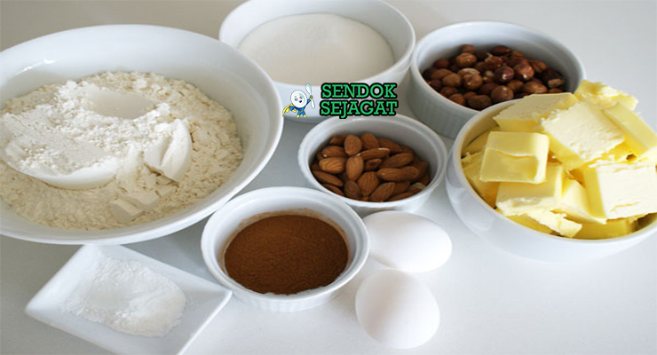 Bahan-bahan untuk Austrian Linzer Torte, termasuk kacang almond dan selai raspberry