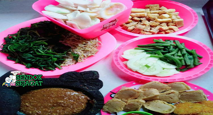 Bahan-bahan untuk Lotek Yogyakarta, termasuk kembang kol dan kacang tanah