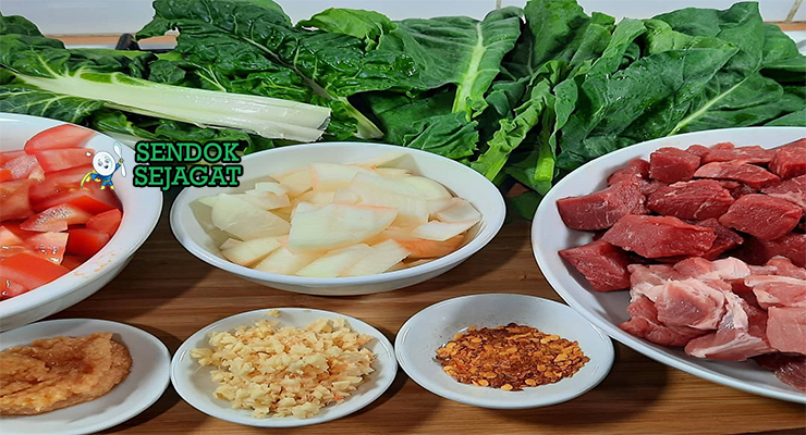 Bahan-bahan untuk Malagasy Romazava, termasuk daging sapi dan bayam