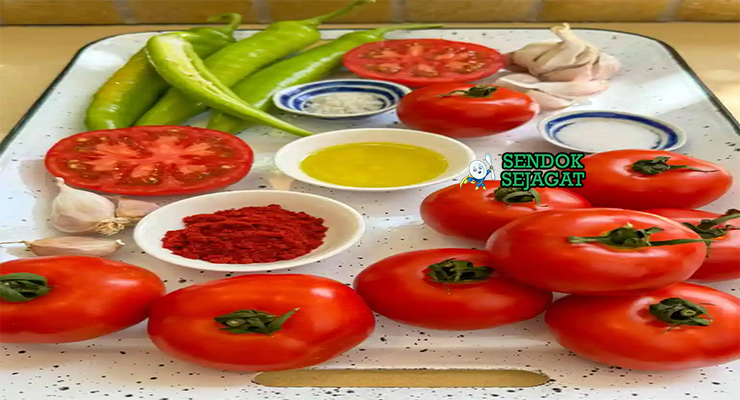 Bahan-bahan untuk Matbucha, termasuk tomat dan paprika