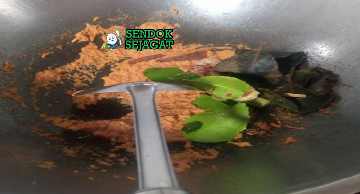 Bahan-bahan untuk Nasi Gandul, termasuk daging sapi dan santan