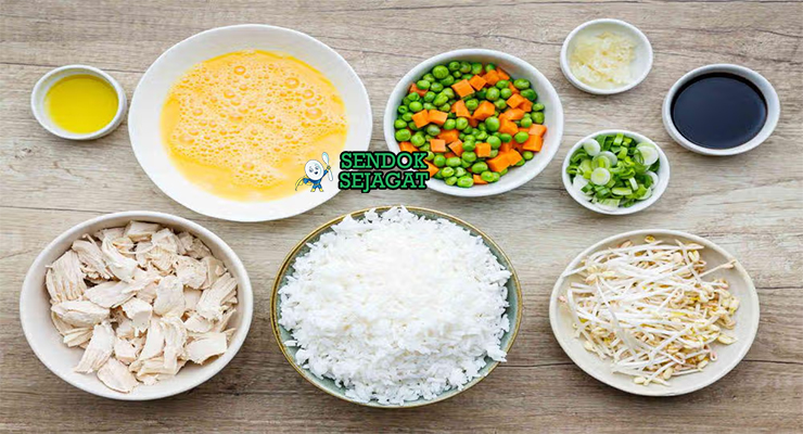 Bahan-bahan untuk Nasi Goreng Hong Kong, termasuk nasi dan udang