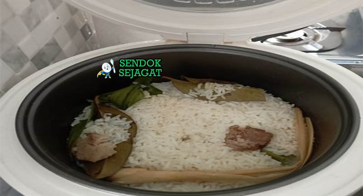 Bahan-bahan untuk Nasi Ulam Betawi, termasuk beras dan kemangi