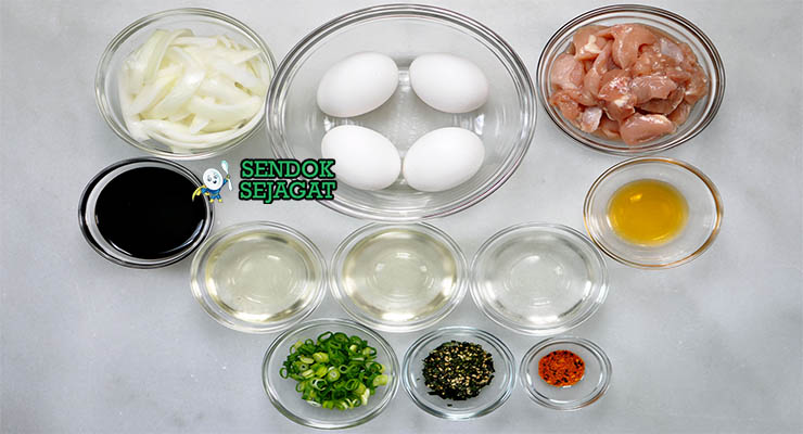 Bahan-bahan untuk Oyakodon, termasuk ayam, telur, dan dashi