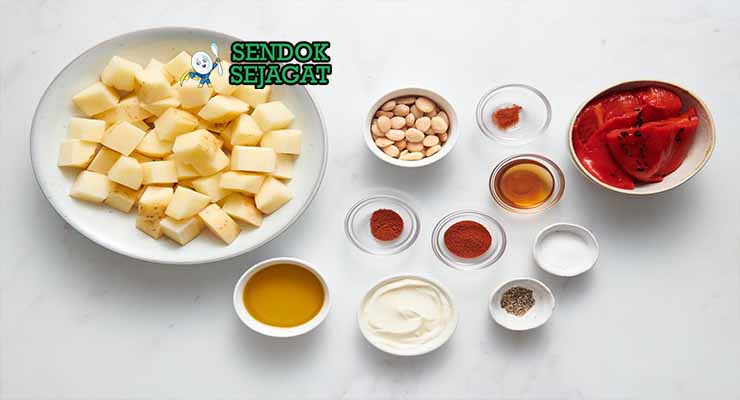 Bahan-bahan untuk Patatas Bravas, termasuk kentang dan tomat
