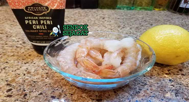 Bahan-bahan untuk Peri-Peri Prawns, termasuk udang dan cabai