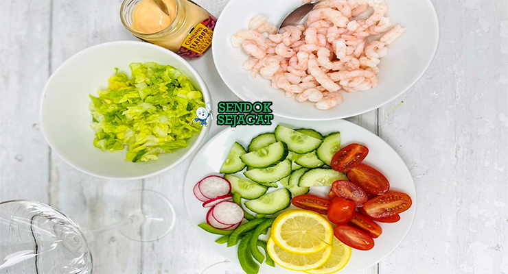 Bahan-bahan untuk Prawn Cocktail, termasuk udang segar dan saus tomat