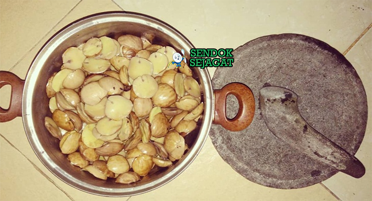 Bahan-bahan untuk Semur Jengkol Betawi, termasuk jengkol dan kecap manis