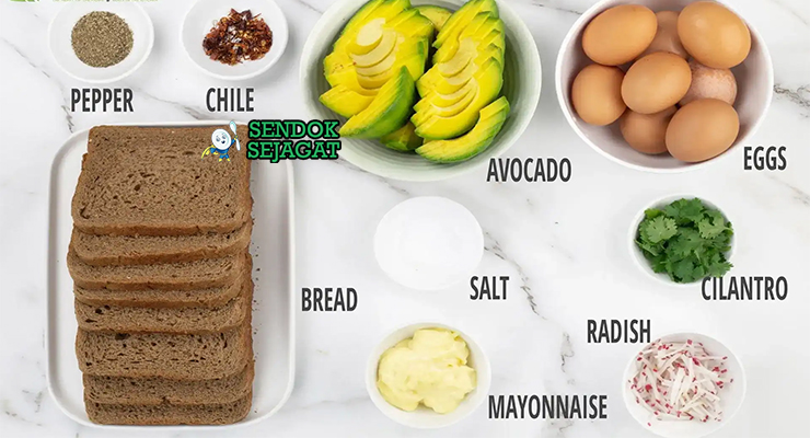Bahan-bahan untuk Smashed Avocado Toast, termasuk alpukat dan roti sourdough