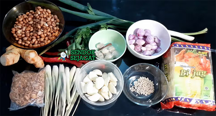 Bahan-bahan untuk Sop Saudara, termasuk daging sapi dan kacang tanah