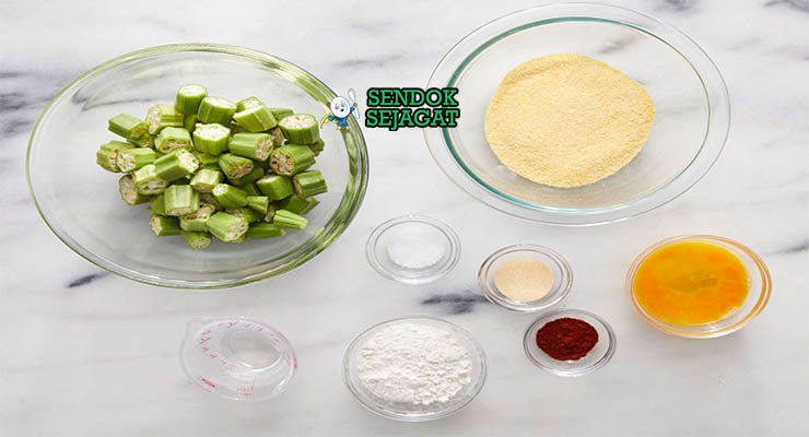 Bahan-bahan untuk Southern Fried Okra, termasuk okra dan tepung jagung