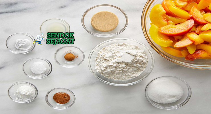 Bahan-bahan untuk Southern Peach Cobbler, termasuk persik dan tepung
