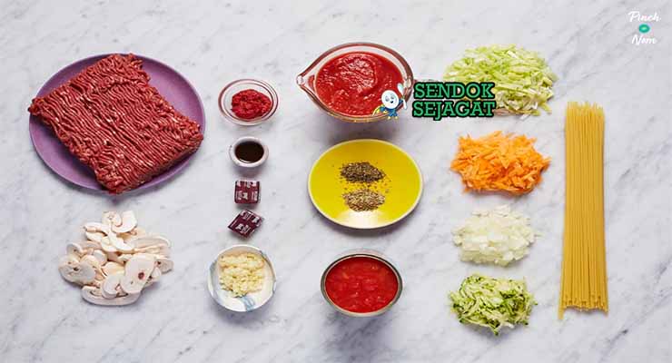 Bahan-bahan untuk Spaghetti Bolognese, termasuk daging sapi dan tomat