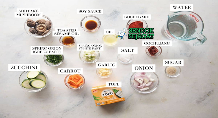Bahan-bahan untuk Korean Sundubu Jjigae, termasuk tahu sundubu dan gochujang