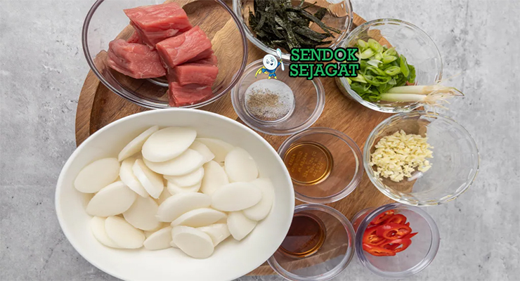Bahan-bahan untuk Korean Tteokguk, termasuk tteok dan daging sapi