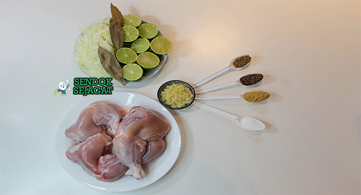 Bahan-bahan untuk Yassa, termasuk ayam, bawang, dan mustard