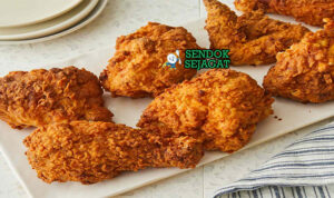 American Southern Fried Chicken dengan kulit renyah dan saus gravy