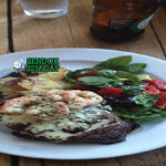 Australian Beef and Reef dengan steak, udang, dan kentang wedges