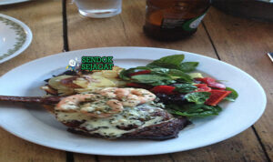Australian Beef and Reef dengan steak, udang, dan kentang wedges