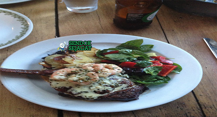 Australian Beef and Reef dengan steak, udang, dan kentang wedges