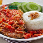 Ayam Geprek Indonesia dengan sambal bawang dan lalapan