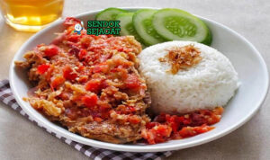 Ayam Geprek Indonesia dengan sambal bawang dan lalapan