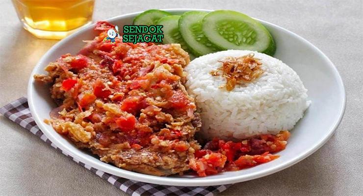 Ayam Geprek Indonesia dengan sambal bawang dan lalapan