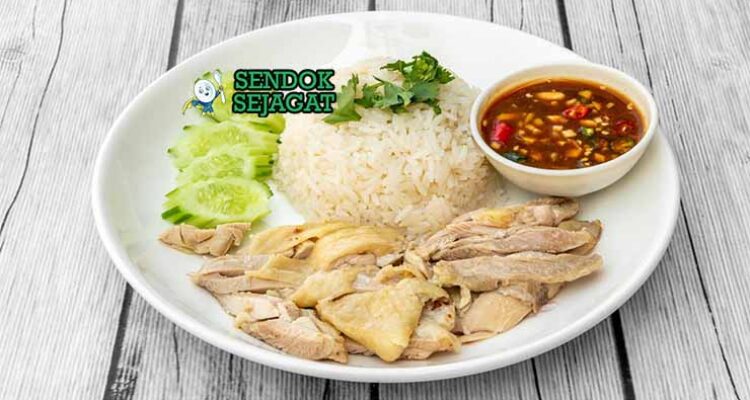 Ayam Hainan Malaysia dengan nasi kaldu, saus cabai, dan ketimun