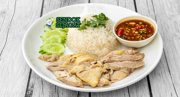 Ayam Hainan Malaysia dengan nasi kaldu, saus cabai, dan ketimun