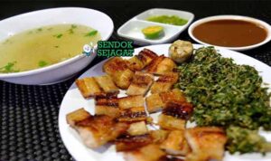 Babi Panggang Karo dengan saus andaliman dan nasi