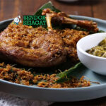 Bebek Sinjay dengan sambal pencit, nasi, dan lalapan