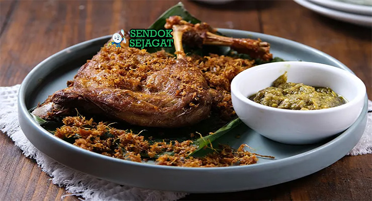 Bebek Sinjay dengan sambal pencit, nasi, dan lalapan
