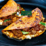 Mexican Birria Tacos dengan consomé dan ketumbar