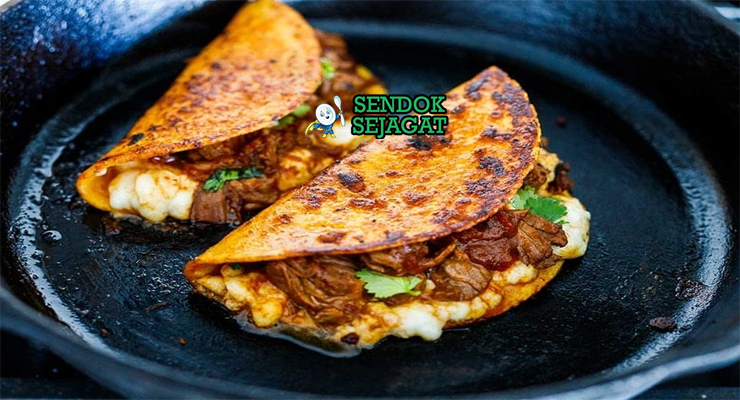 Mexican Birria Tacos dengan consomé dan ketumbar