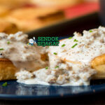 Biscuits and Gravy Amerika dengan saus sosis creamy