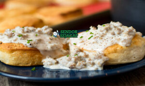 Biscuits and Gravy Amerika dengan saus sosis creamy