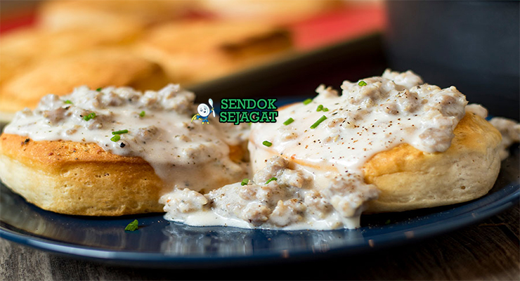 Biscuits and Gravy Amerika dengan saus sosis creamy